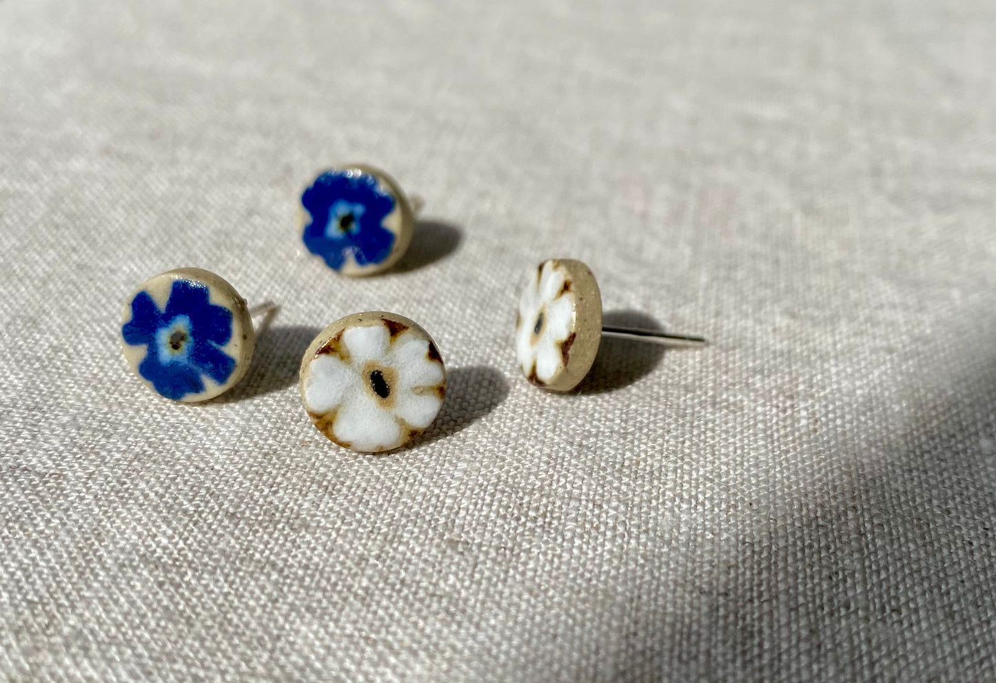 Flower studs | White