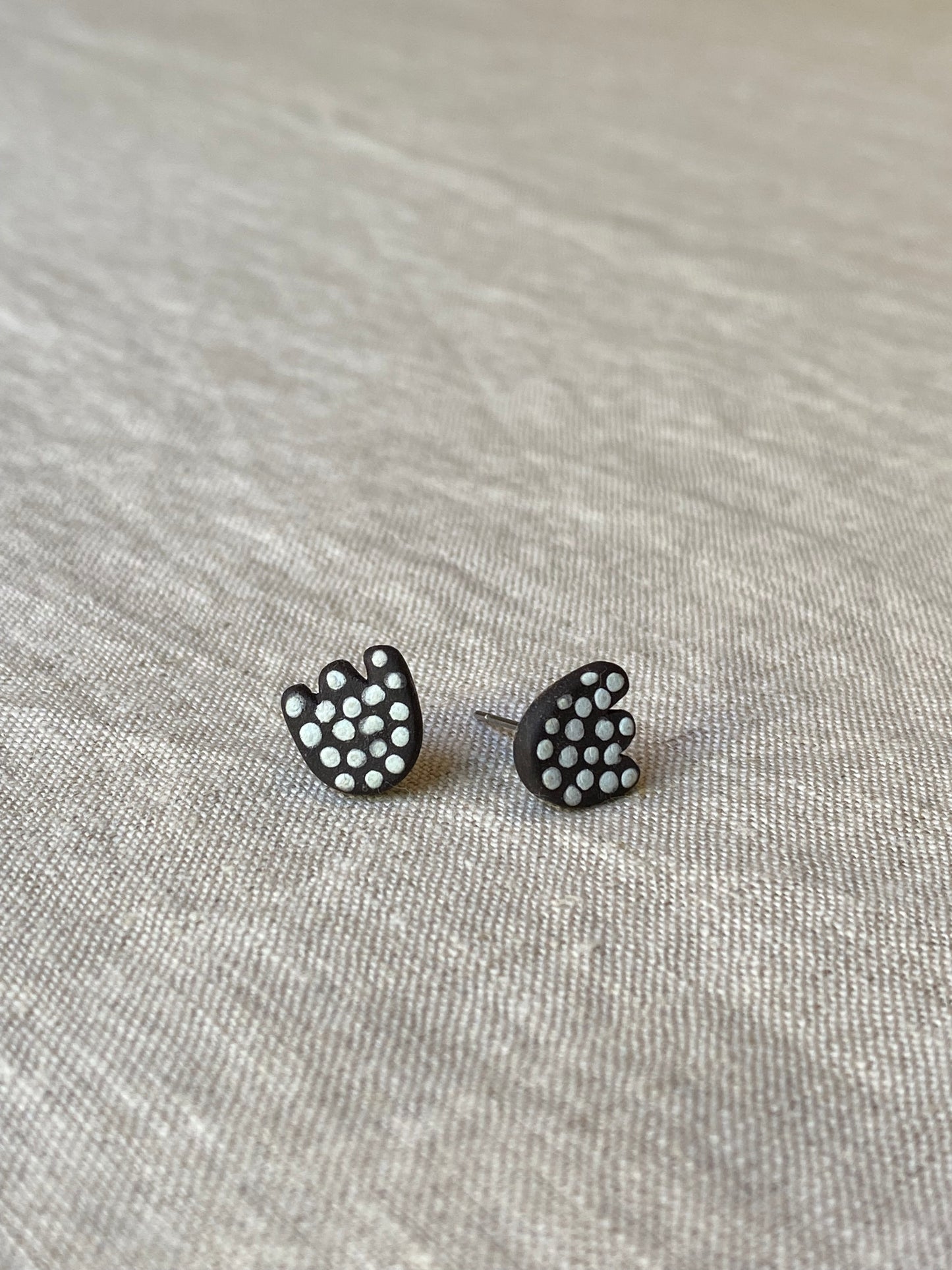 Dot studs | Black stoneware 1