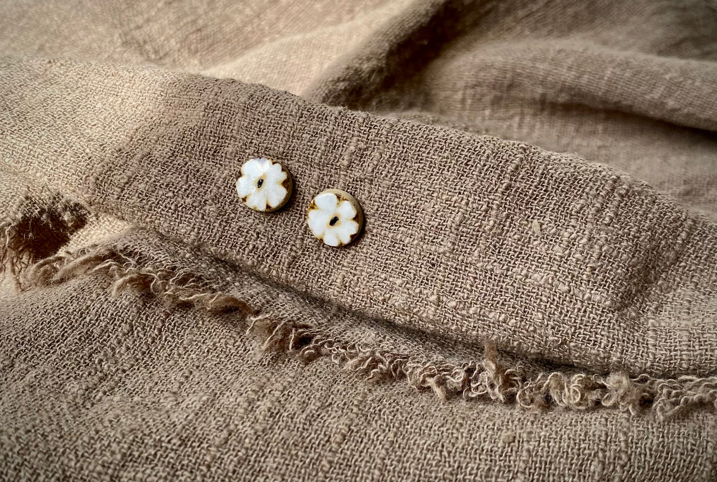 Flower studs | White