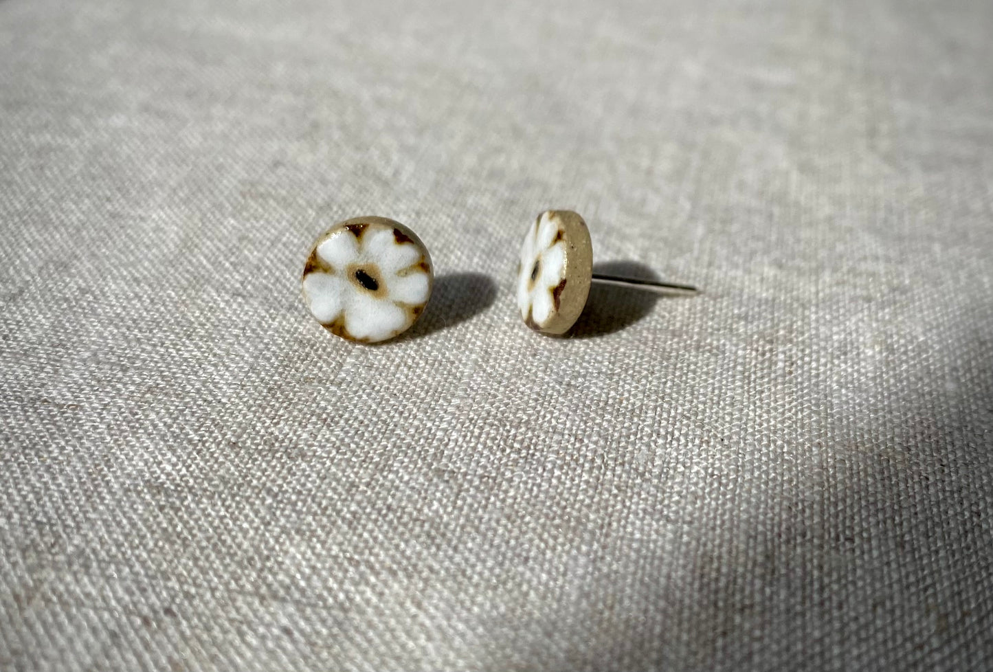 Flower studs | White