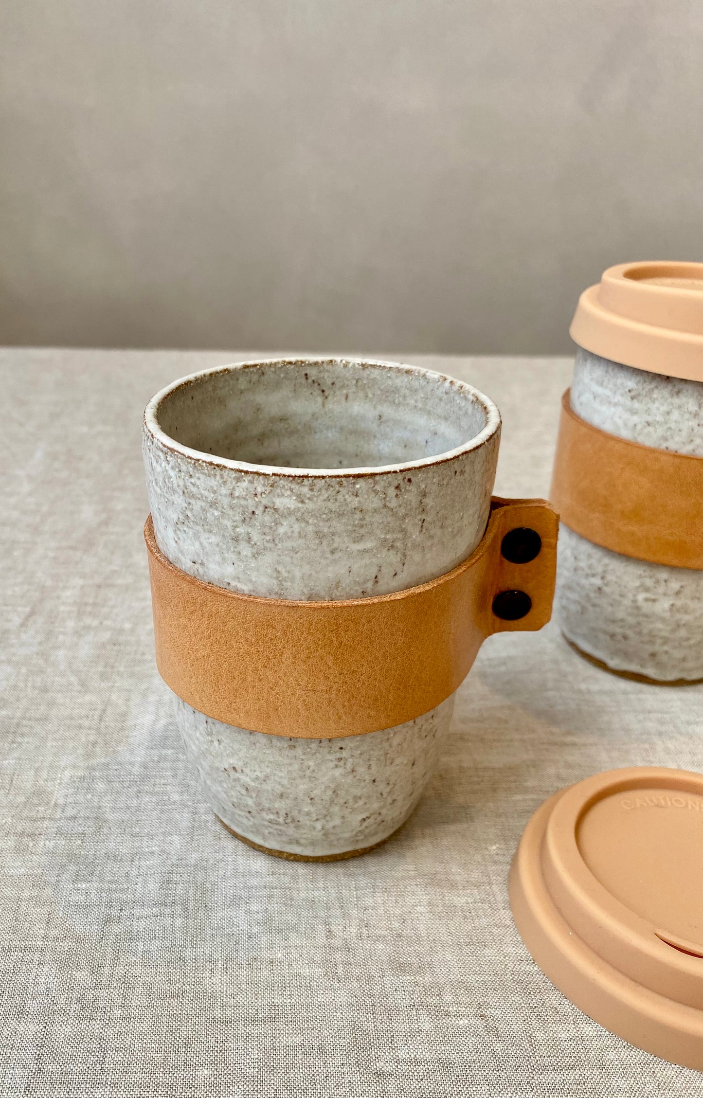 Keep cup with leather heat strap | speckled white