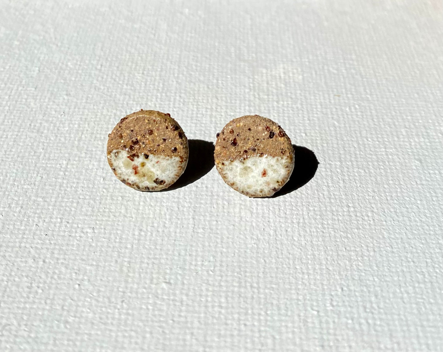 Dipped studs | Brown stoneware - White speckle | medium