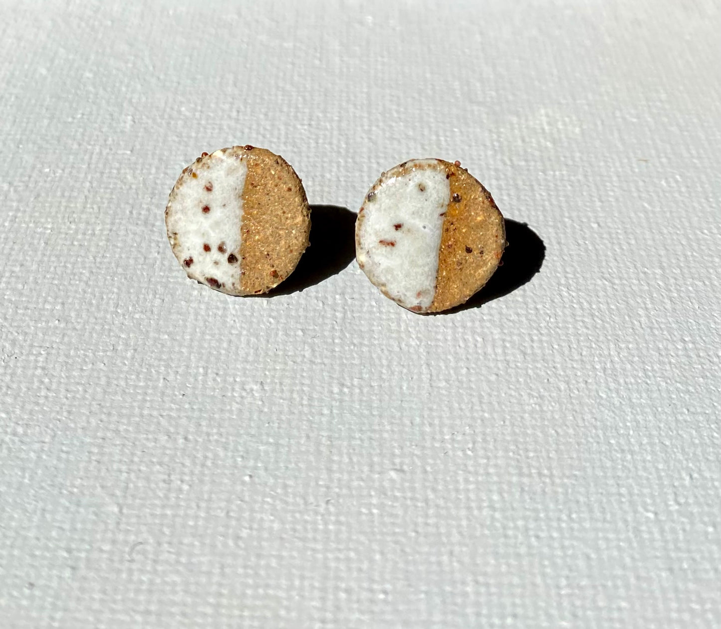 Dipped studs | Brown stoneware - White speckle | large