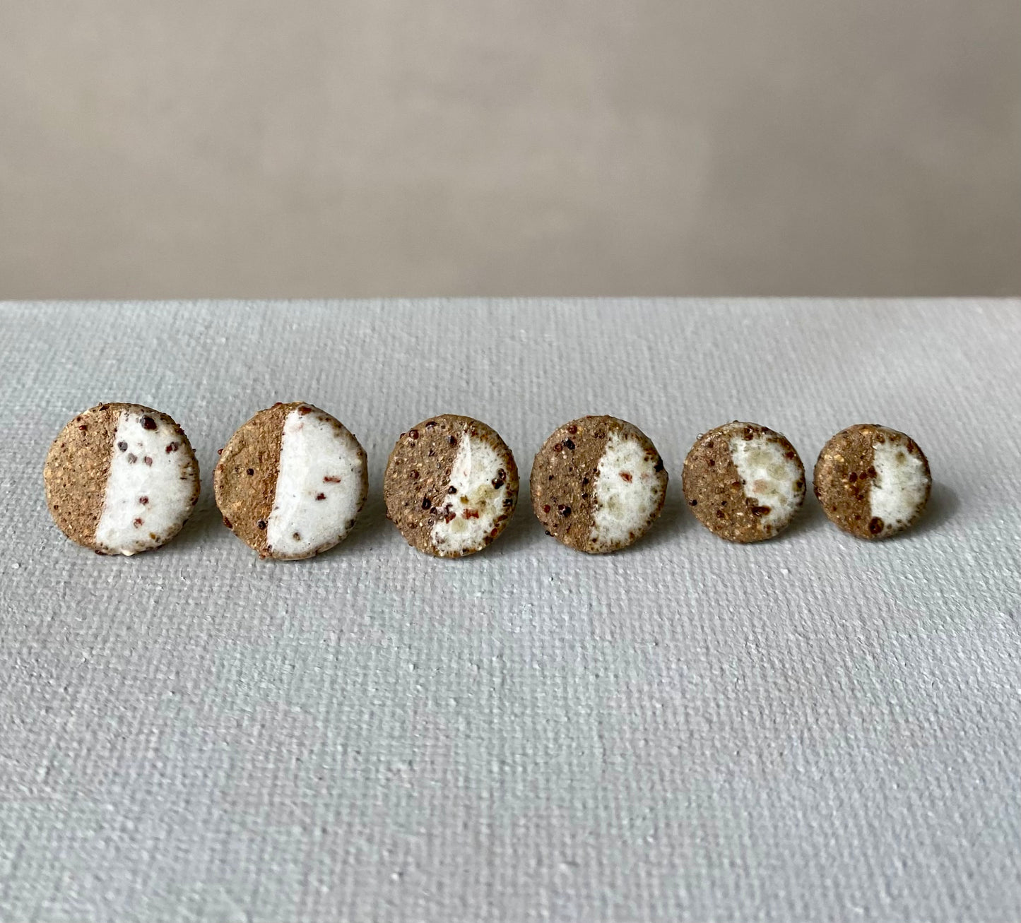 Dipped studs | Brown stoneware - White speckle | medium