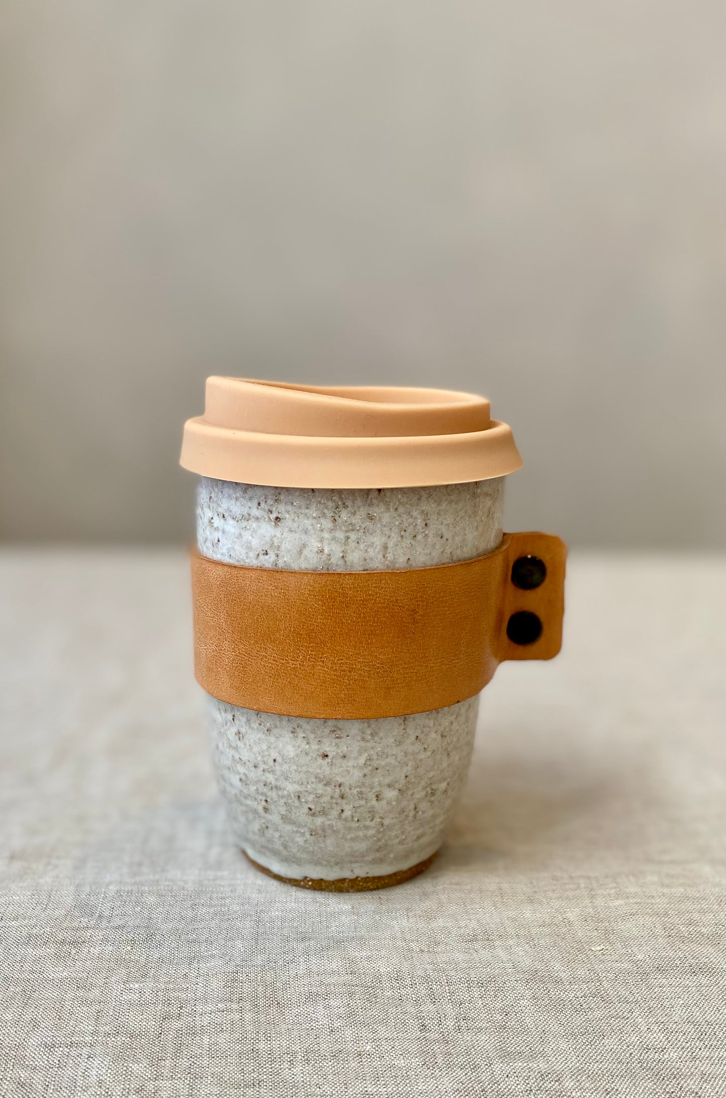 Keep cup with leather heat strap | speckled white