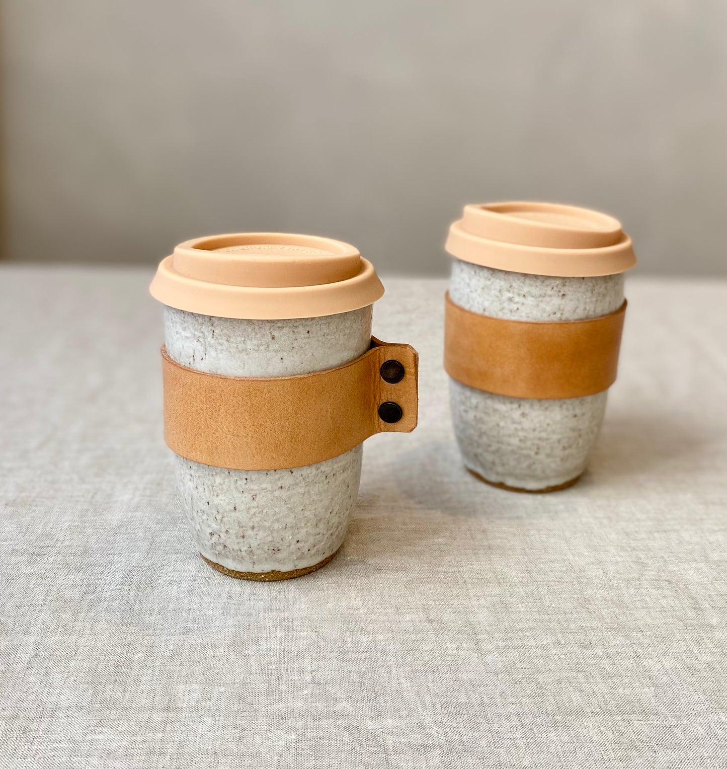 Keep cup with leather heat strap | speckled white