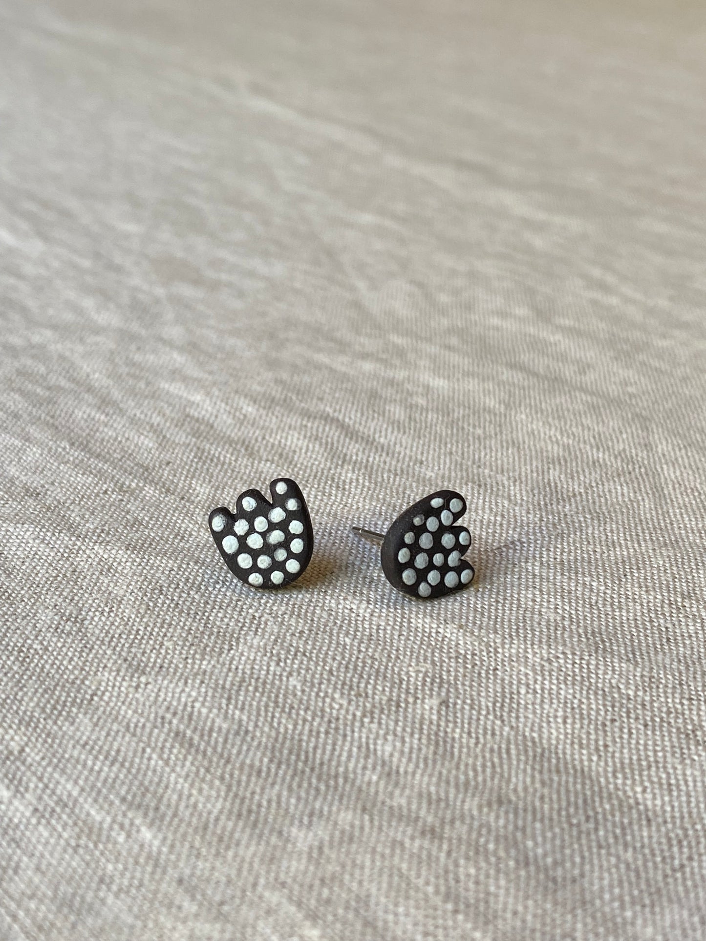 Dot studs | Black stoneware 1