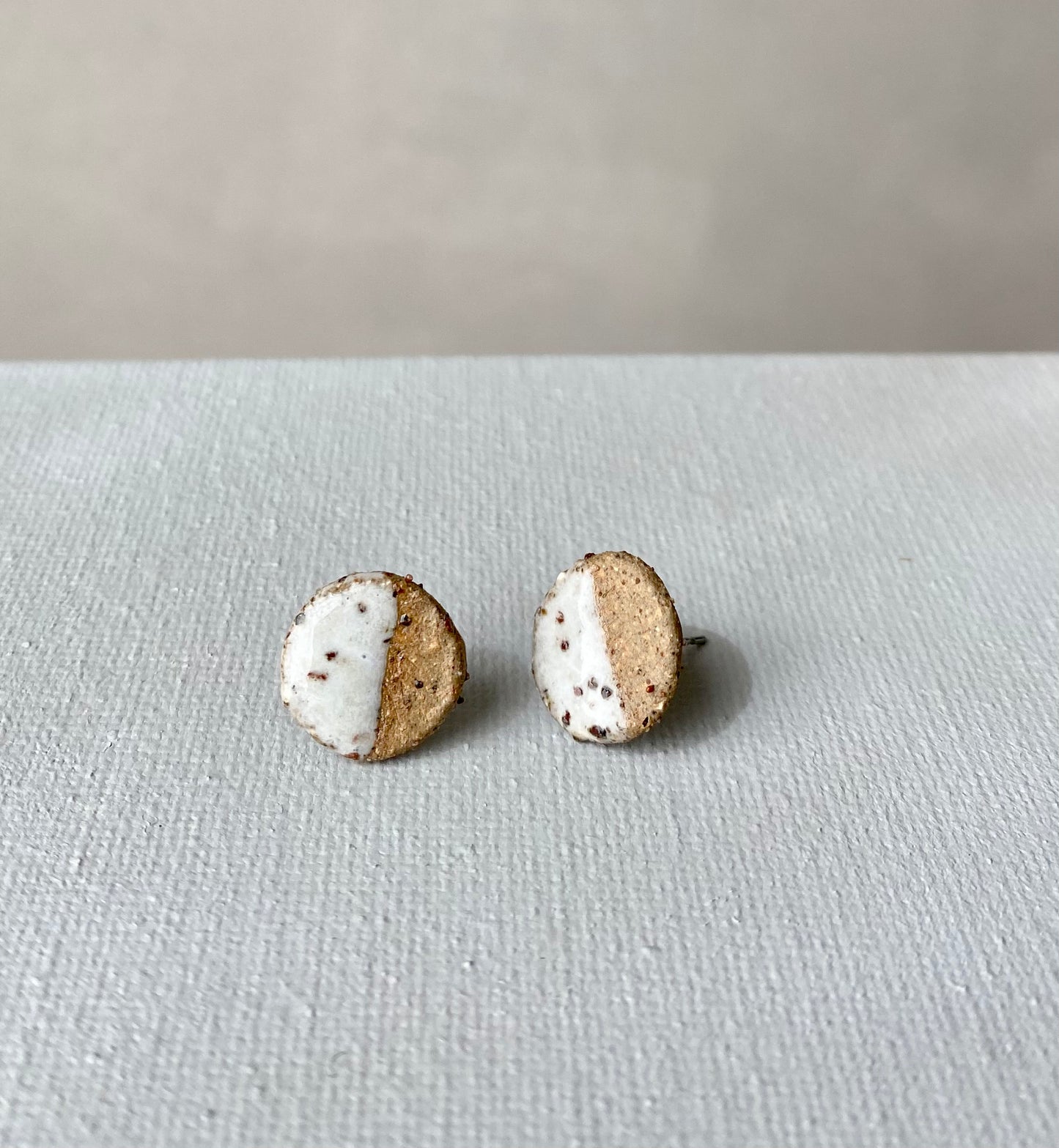 Dipped studs | Brown stoneware - White speckle | large