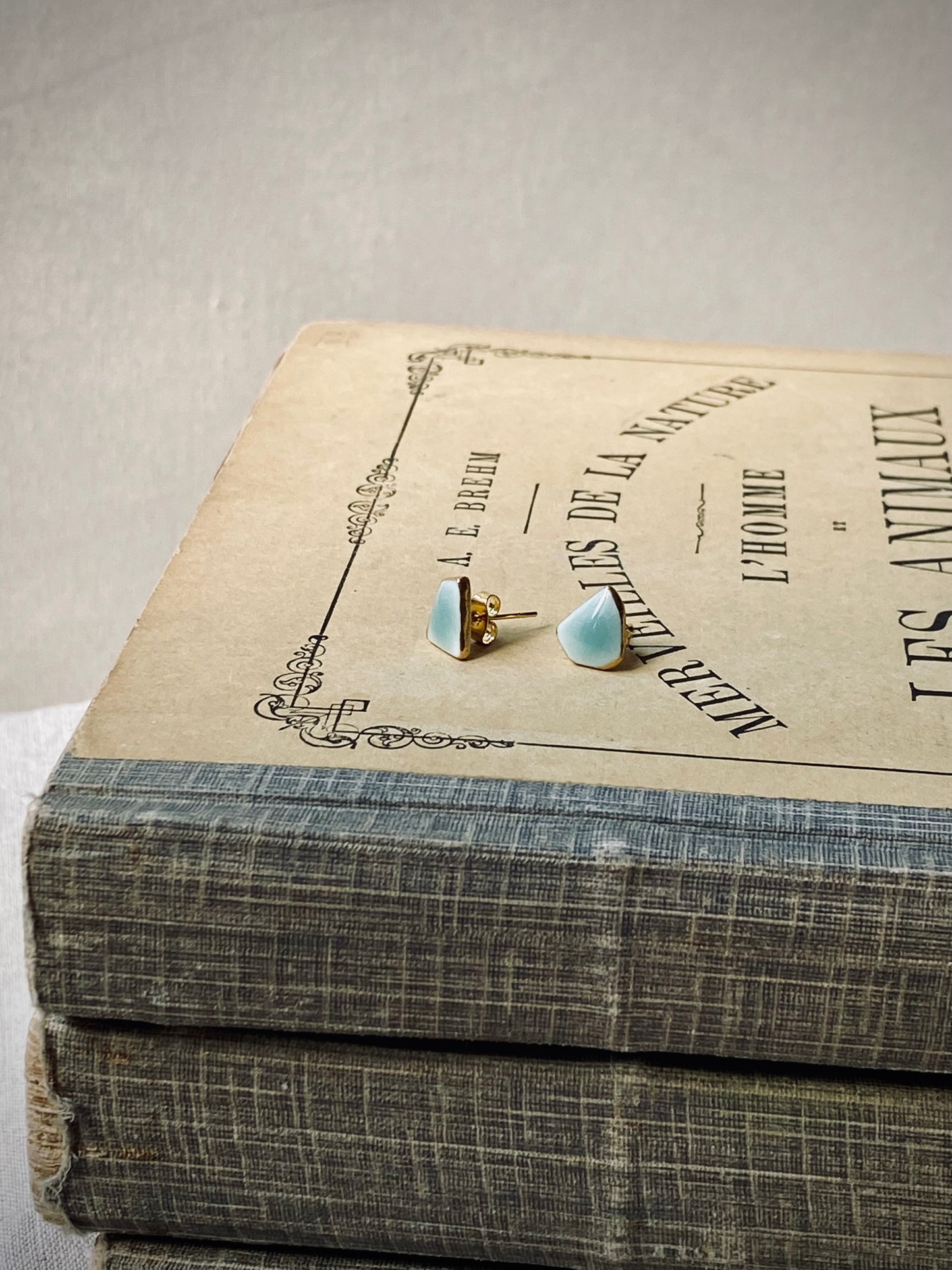 Fragment studs | celadon 3