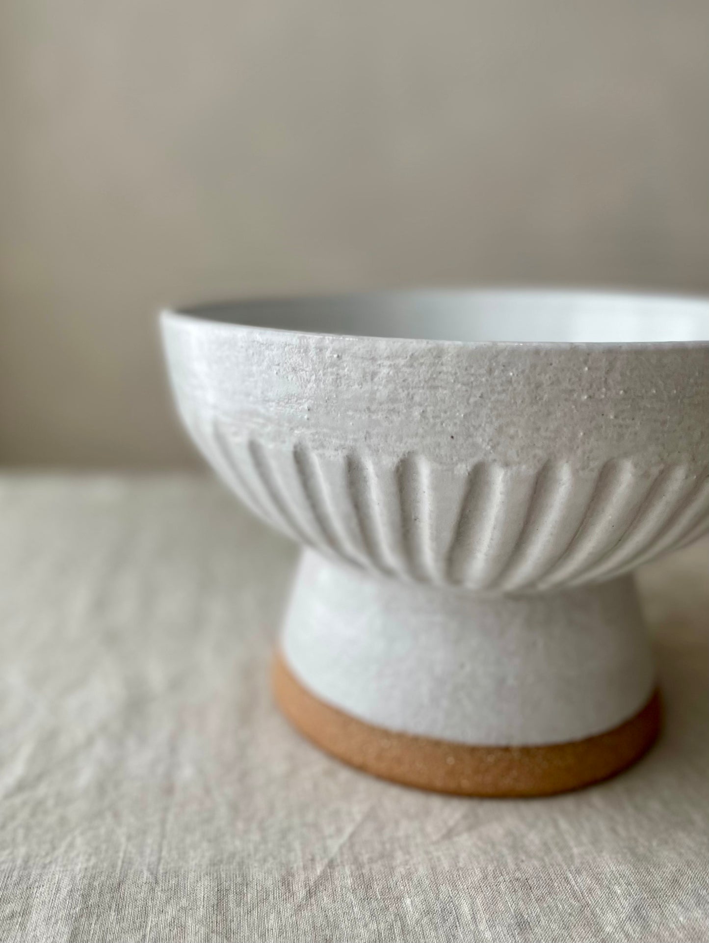 Fluted pedestal bowl | large