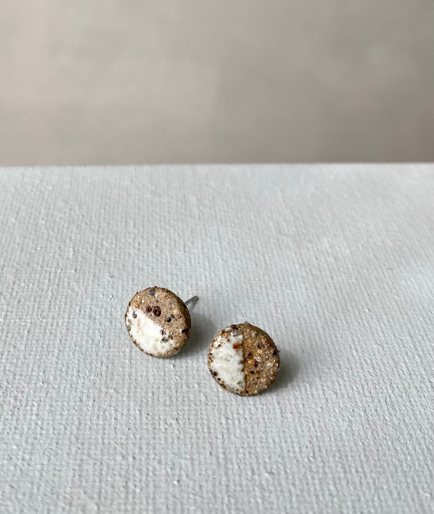 Dipped studs | Brown stoneware - White speckle | small