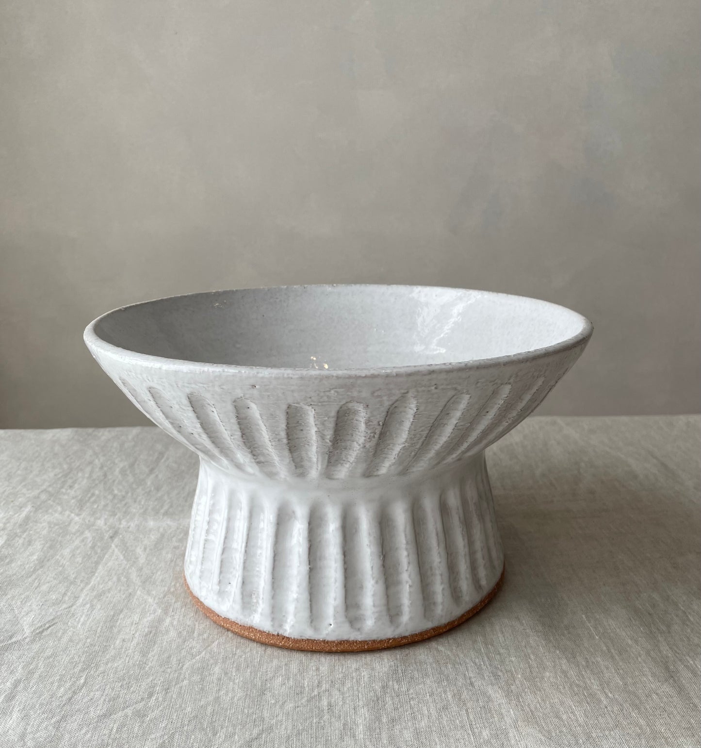 Fluted pedestal bowl | large