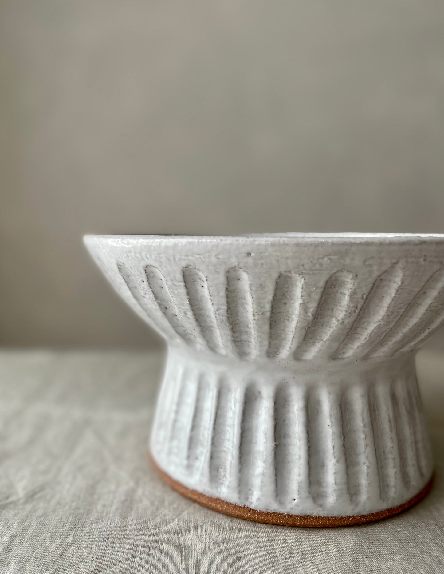 Fluted pedestal bowl | large