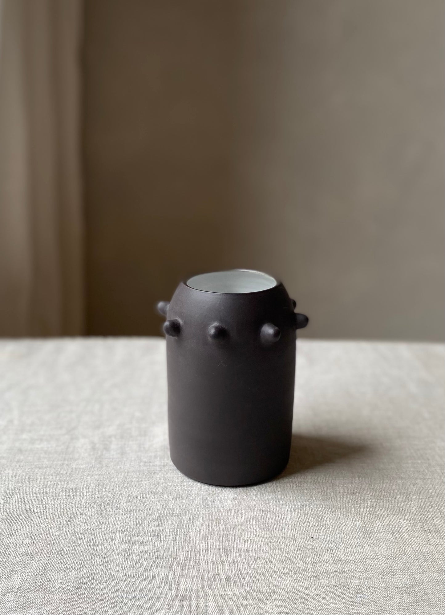 Urchin vase | medium black