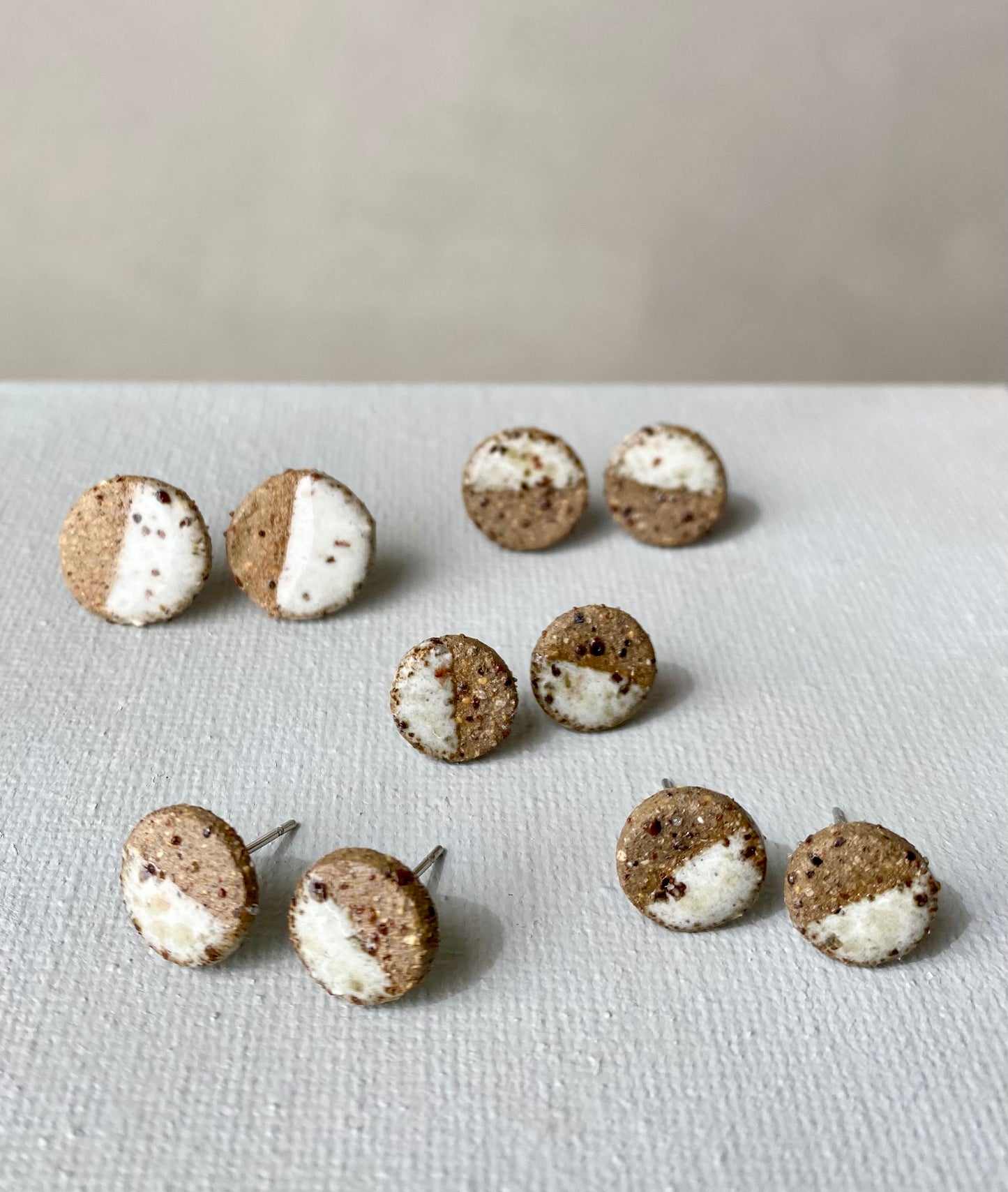 Dipped studs | Brown stoneware - White speckle | medium