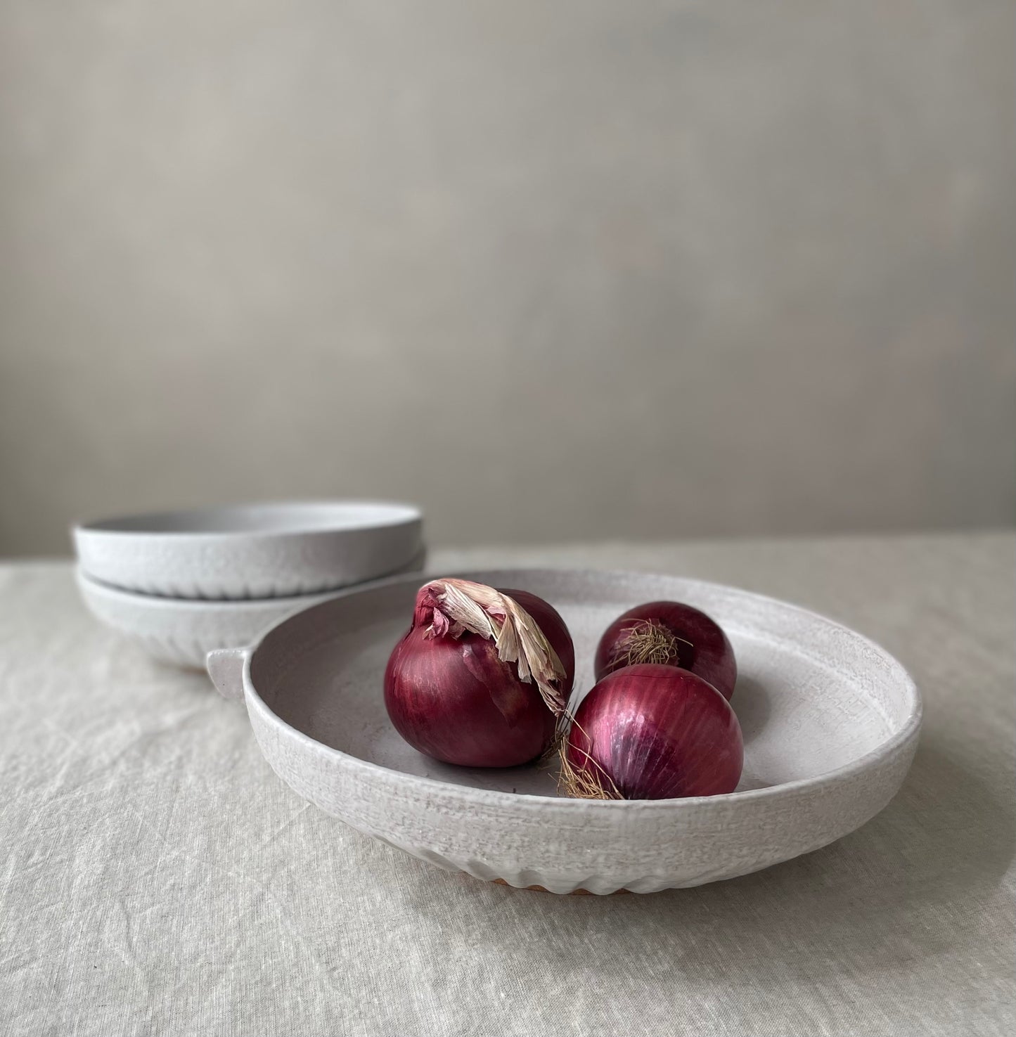 Footed serving bowl | medium