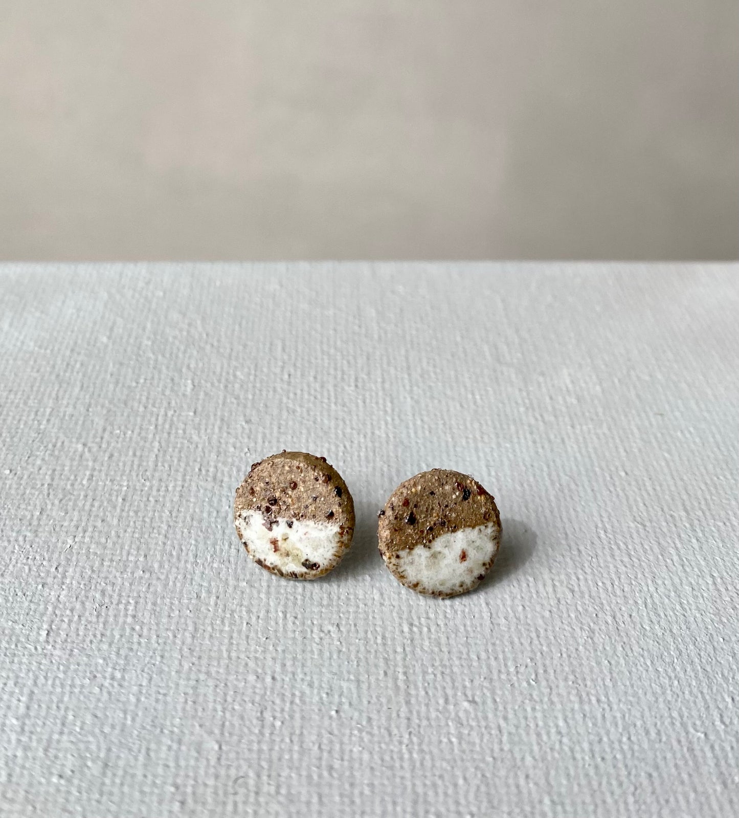 Dipped studs | Brown stoneware - White speckle | medium