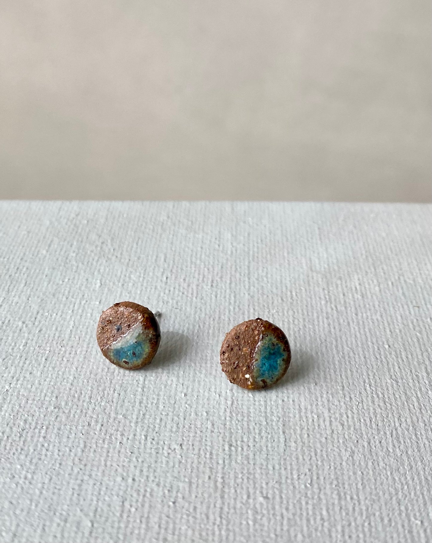 Dipped studs | Brown stoneware - Blue rutile