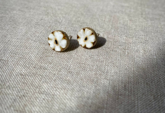 Flower studs | White