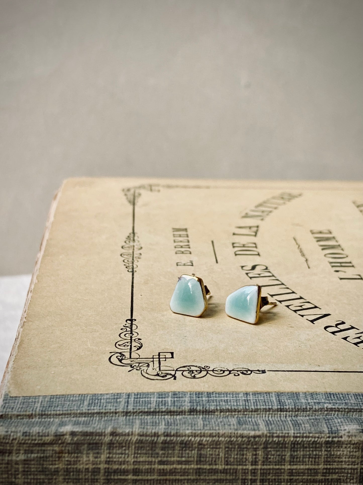 Fragment studs | celadon 4