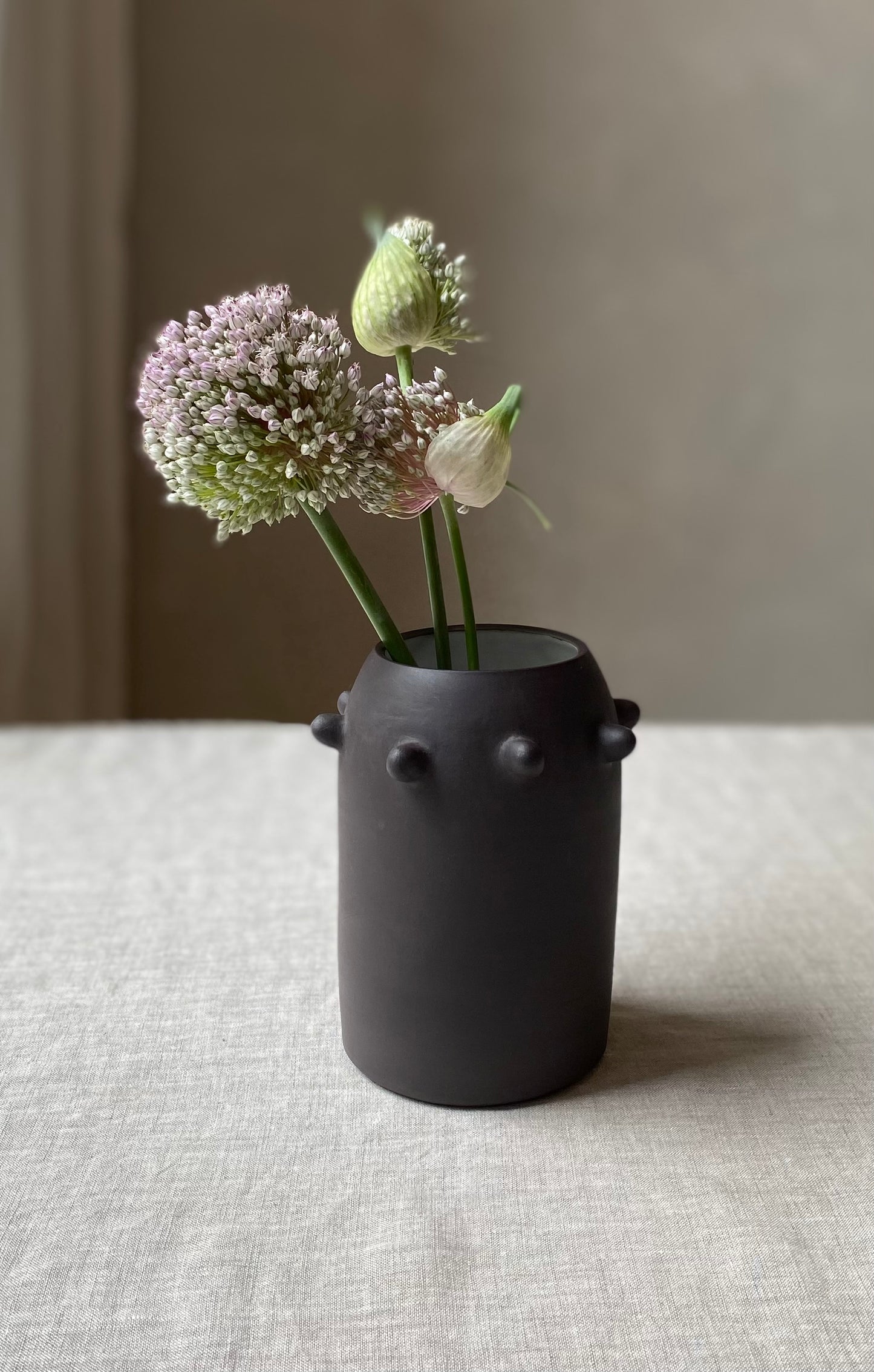 Urchin vase | medium black