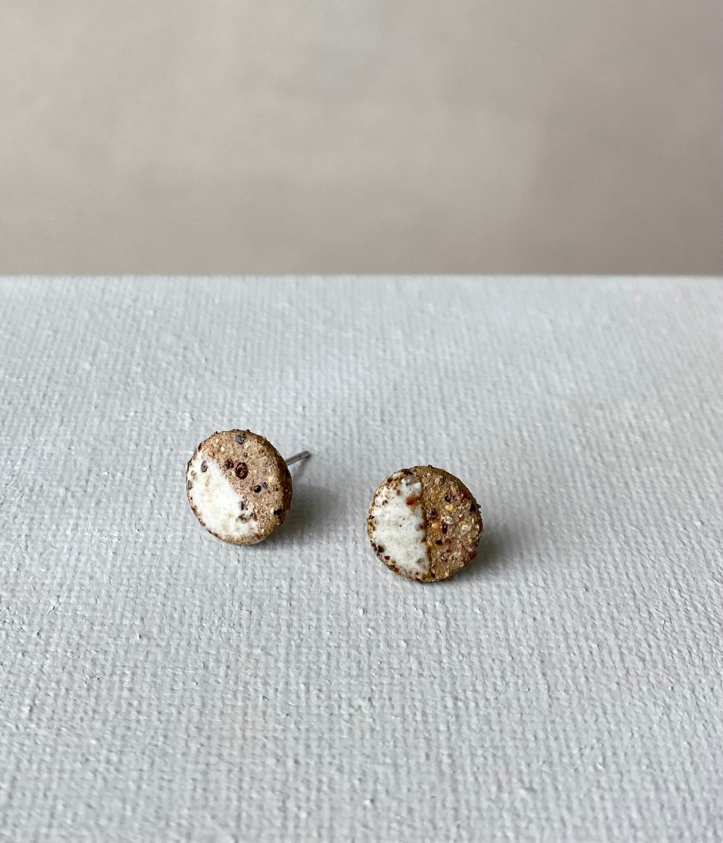 Dipped studs | Brown stoneware - White speckle | small