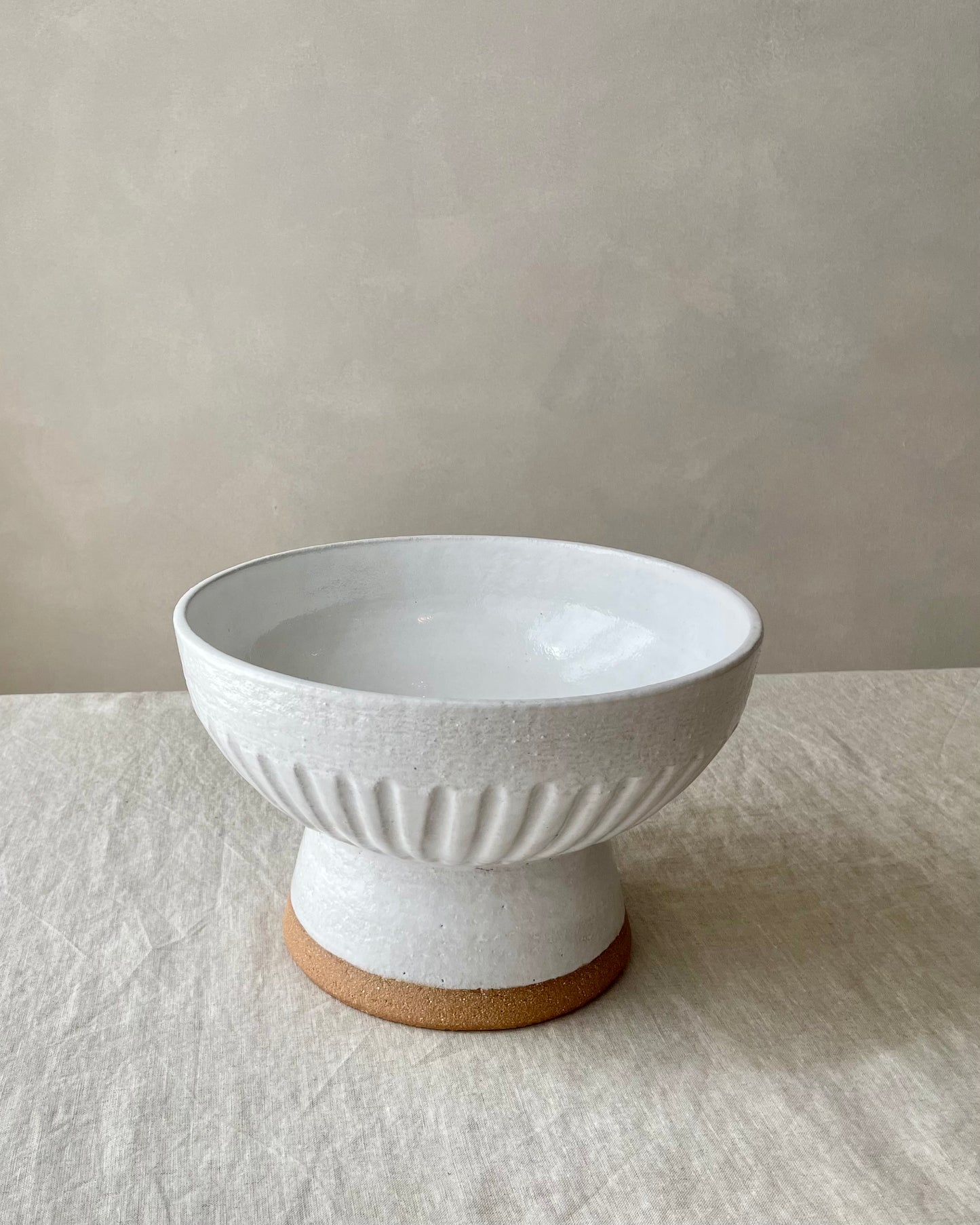 Fluted pedestal bowl | large